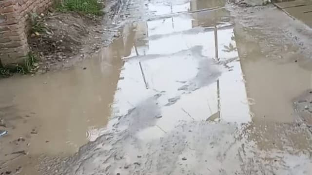 tak_kunjung_diperbaiki_warga_medan_marelan_keluhkan_jalan_rusak
