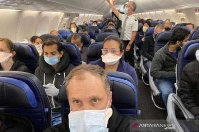 tak_mau_pakai_masker_mantan_aktor_diusir_dari_pesawat