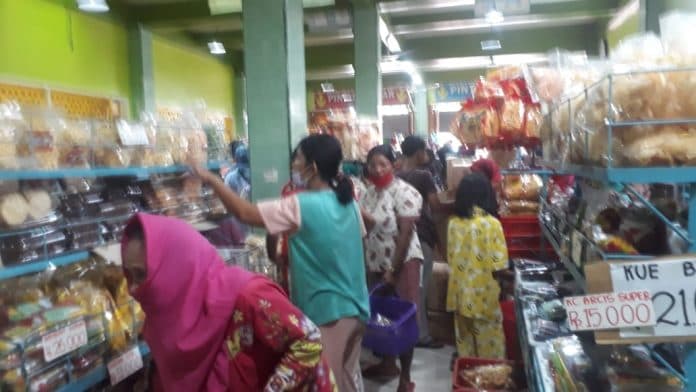tak_peduli_corona_toko_kue_tetap_diserbu_warga
