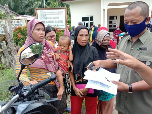 tak_terdata_puluhan_warga_kurang_mampu_datangi_kantor_lurah_tangkahan_durian