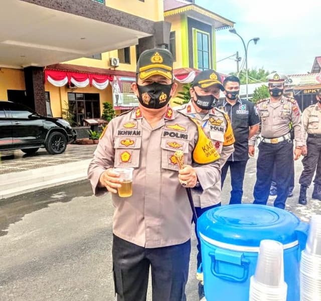 tambah_stamina_dan_imun_tubuh_kapolres_batu_bara_bagikan_ramuan_herbal