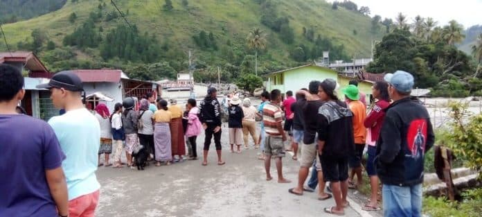 tanah_dan_batu_longsor_timbun_pemukiman_warga_di_humbahas_berikut_data_sementara