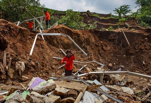 tanah_longsor_timbun_warga_di_wonosobo_jawa_tengah_1_tewas_2_luka