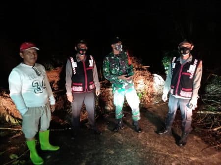 tanah_longsor_tutupi_ruas_jalan_menghubungkan_desa_marubun_dengan_desa_serbananti_sergai