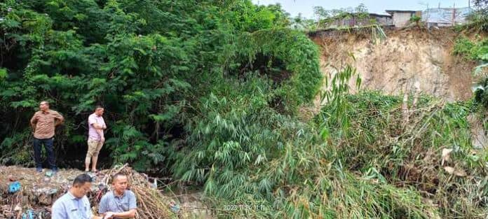 tanggul_sungai_longsor_rutusan_hektar_padi_terancam_gagal_panen_dan_rumah_nyaris_ambruk_di_dairi