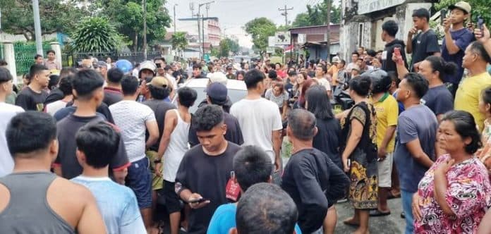 tangkap_pengguna_sabu_mobil_petugas_polres_siantar_dihadang_warga