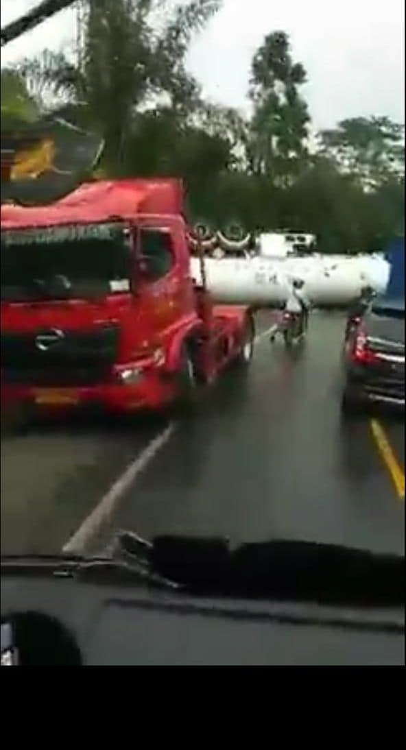 tangki_gandeng_truk_pertamina_lepas_dan_terguling_di_pondok_bulu_simalungun_lalu_lintas_terganggu