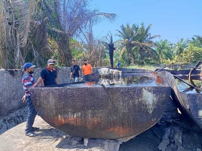 tangki_limbah_minyak_kotor_terbakar_di_eks_pt_lestari_wood_sergai