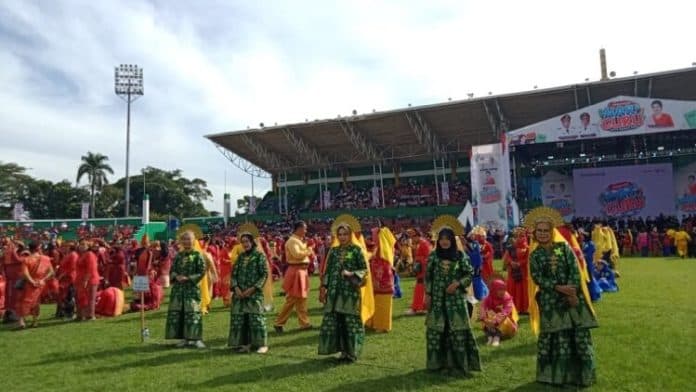 target_pecahkan_rekor_muri_saat_hgn_10000_guru_menari_di_stadion_teladan