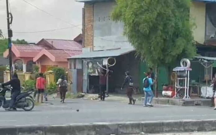 tawuran_di_jalan_medan_binjai_km_12_seorang_remaja_alami_luka_bacok