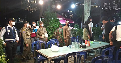 tegakkan_prokes_petugas_gabungan_swab_test_pengunjung_kafe_di_medan