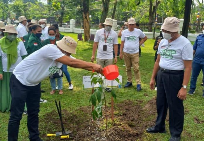 tekan_dampak_pemanasan_global_menko_pmk_muhadjir_effendy_tanam_pohon_di_kampus_usu
