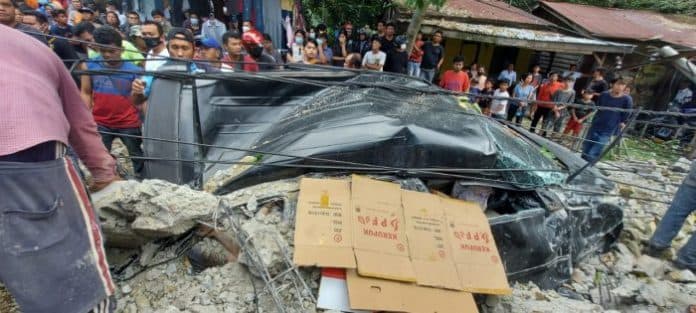 tembok_penahan_gereja_khatolik_di_parapat_yang_roboh_tewaskan_3_orang_pengguna_jalan