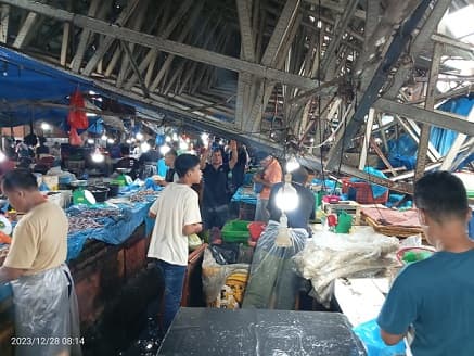 tempat_jualan_ikan_di_pasar_dwikora_siantar_ambruk_pedagang_nekat_berjualan