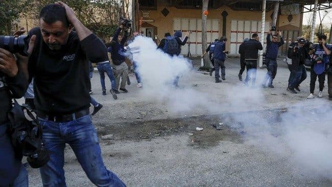 tentara_israel_tembak_mobil_palestina_seorang_ayah_dan_balita_tertembak