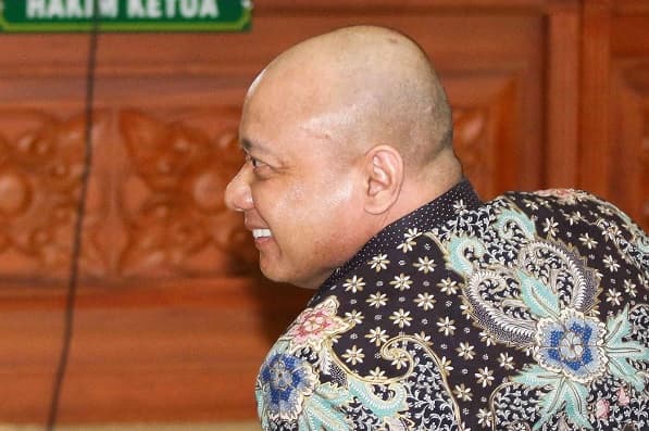 terancam_hukuman_mati_teddy_minahasa_tebar_senyum_jalani_sidang_vonis