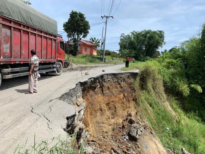 terancam_putus_setahun_lebih_jalan_provinsi_di_raya_usang_tak_kunjung_diperbaiki