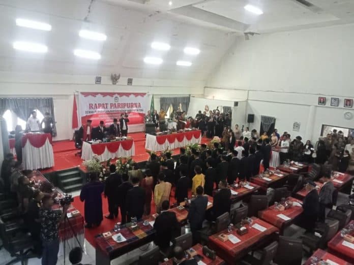 terdakwa_kasus_perpajakan_rp3_m_dilantik_jadi_anggota_dprd_toba