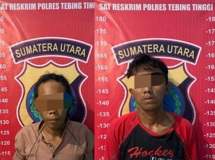 terekam_cctv_2_pelaku_pencurian_tiang_lampu_di_tebing_tinggi_ditangkap_polisi