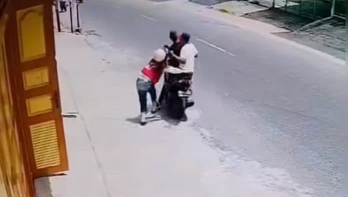 terekam_cctv_aksi_nekat_curanmor_di_jalan_jawa_siantar