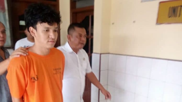 terekam_cctv_curi_uang_dan_handphone_pemuda_ini_ditangkap_polisi