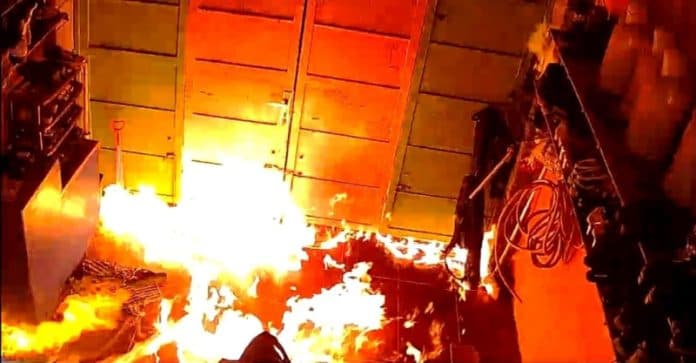 terekam_cctv_dua_otk_bakar_rumah_warga_tanjung_gusta_tengah_malam