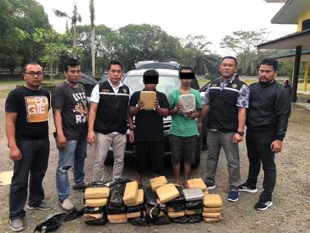 tergiur_upah_rp15_juta_dua_warga_jawa_barat_pikul_58_bal_ganja_ke_stabat