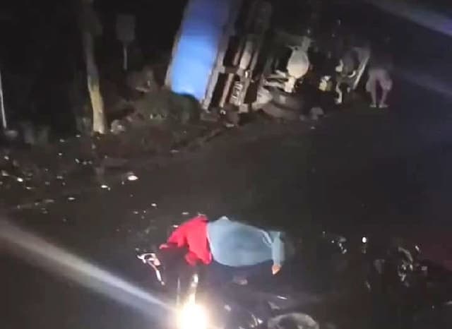 terjatuh_pelajar_putri_tewas_dilindas_roda_truk_colt_diesel_di_batu_bara