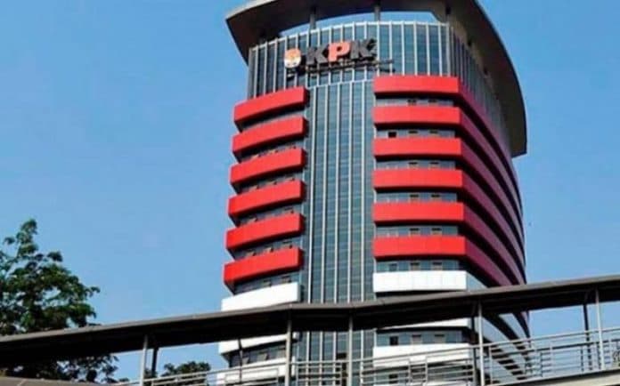 terjerat_ott_kpk_bupati_labuhanbatu_dan_puluhan_orang_turut_ditangkap
