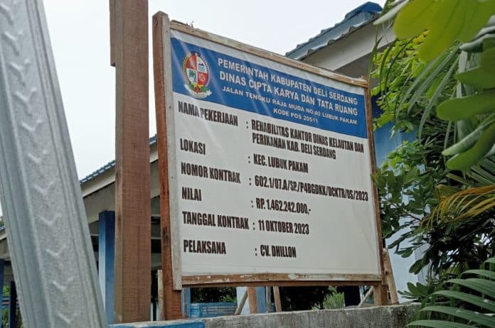 terkesan_disengaja_plang_proyek_rehab_kantor_dkp_deli_serdang_tertutupi_pepohonan
