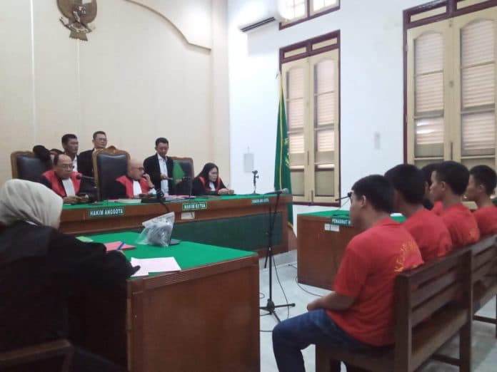 terlibat_tawuran_lima_mahasiswa_fatek_uhn_medan_divonis_5_bulan_penjara