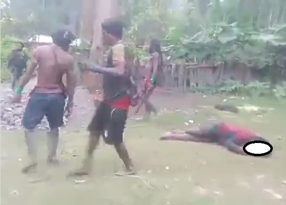 teroris_kkb_bentrok_kelompok_lewis_kogoya_eksekusi_mati_anak_buah_joni_botak_dengan_sadis