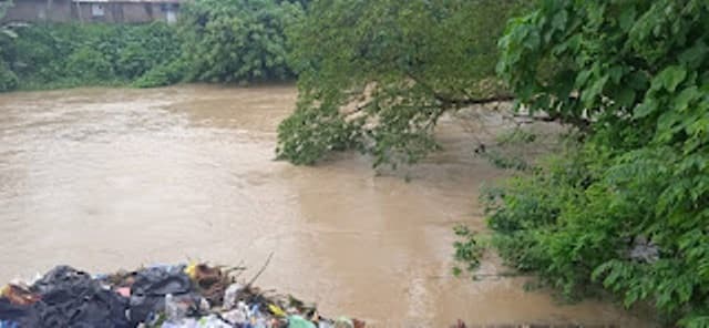 terpeleset_saat_buang_sampah_irt_hilang_terbawa_arus_deras_sungai_deli