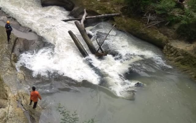 terpeleset_seorang_pemancing_hanyut_di_bah_bolon