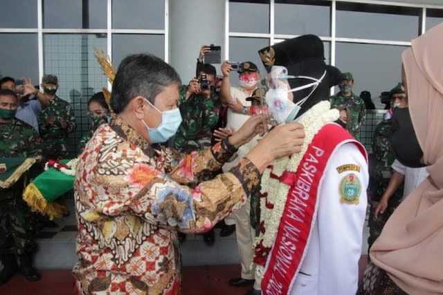 terpilih_jadi_paskibraka_sylvia_pulang_disambut_bunga_dan_kue_ultah
