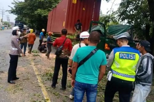 tertimpa_pohon_tumbang_sopir_truk_kontainer_tewas_di_tebing_tinggi