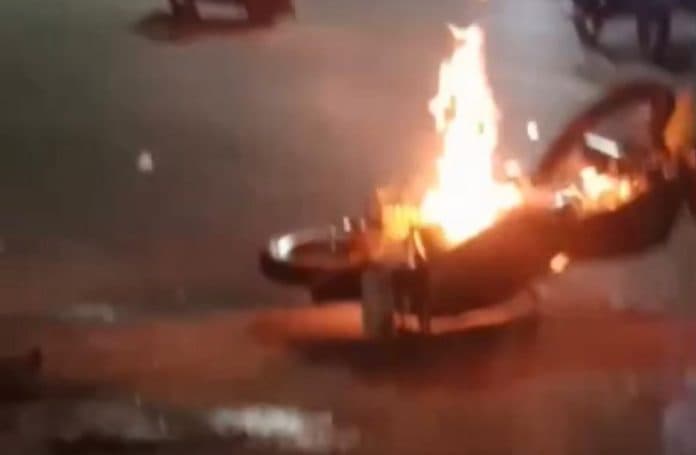 tertinggal_saat_ribut_kendaraan_milik_geng_motor_dibakar_massa