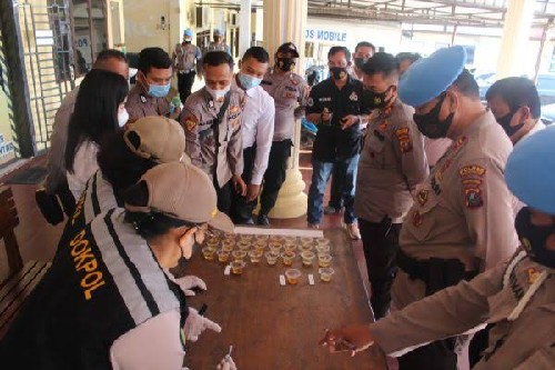 tes_urine_mendadak_kapolres_siantar_tunjuk_16_personel_secara_acak