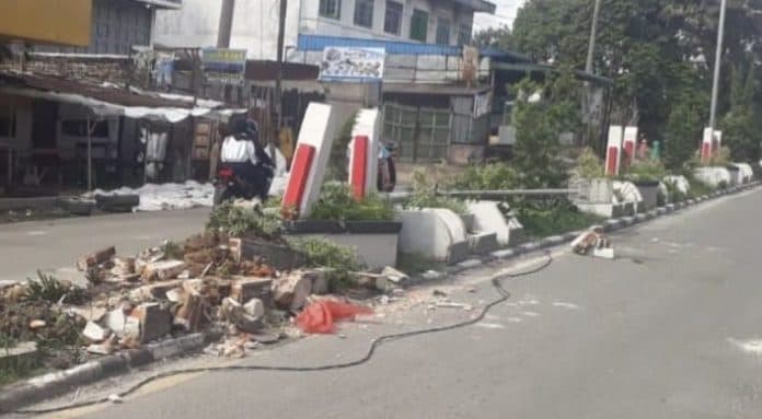 tiang_lpju_ambruk_ditabrak_truk_kabel_berjuntai_ke_jalan_membahayakan_warga