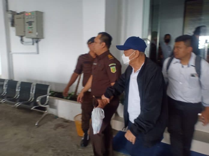 tiba_di_kejaksaan_simalungun_atek_tersangka_mafia_tanah_digiring_ke_klinik