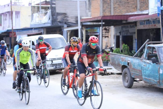 tiba_di_parapat_kapoldasu_gowes_dan_pantau_situasi_kamtibmas