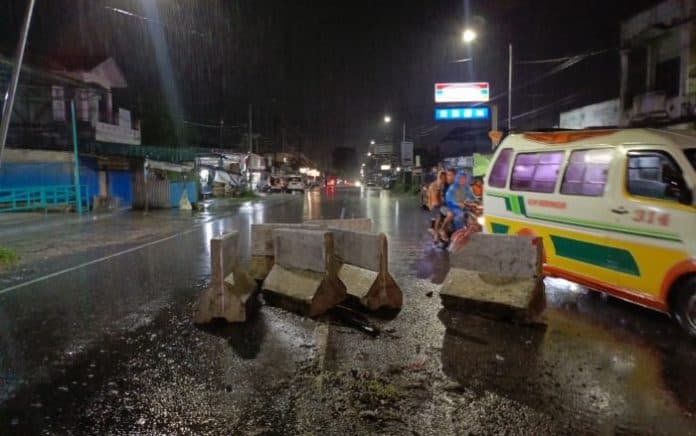tiga_mobil_hantam_pembatas_jalan_di_simpang_dua_pematangsiantar