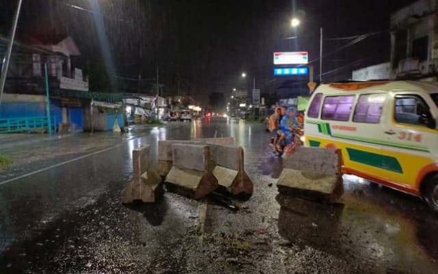 tiga_mobil_hantam_pembatas_jalan_di_simpang_dua_pematangsiantar