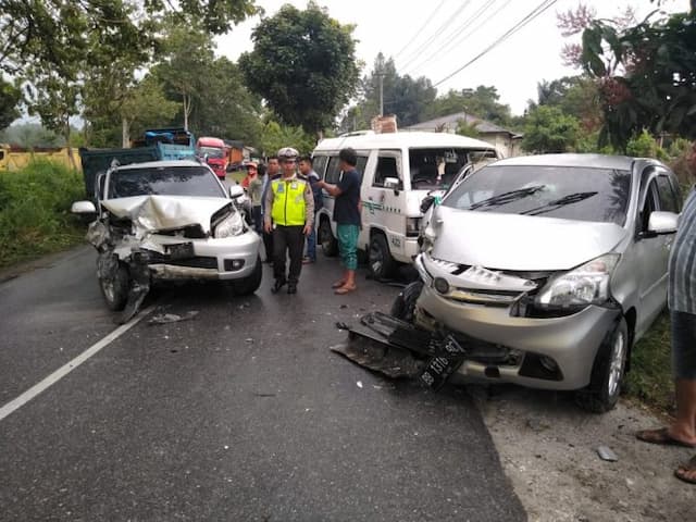 tiga_mobil_terlibat_tabrakan_di_jalan_siborongborong_tarutung
