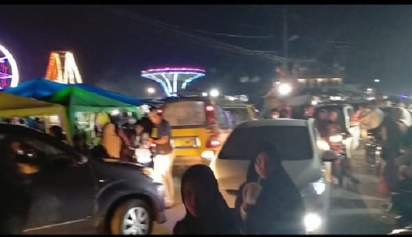 tiga_pangulu_tolak_kehadiran_pasar_malam_di_lapangan_rambung_merah_simalungun_pengguna_jalan_marah_lalu_lintas_macet_berjam_jam