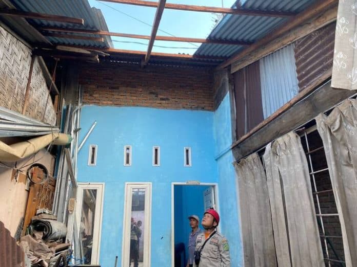 tiga_rumah_di_garu_ii_medan_disapu_puting_beliung_atap_rusak