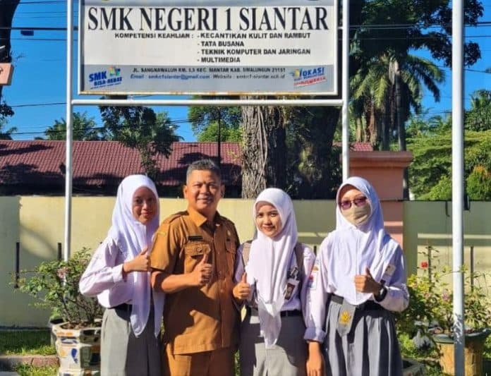 tiga_siswa_smk_negeri_1_siantar_siap_bersaing_di_lks_tingkat_provinsi_2023