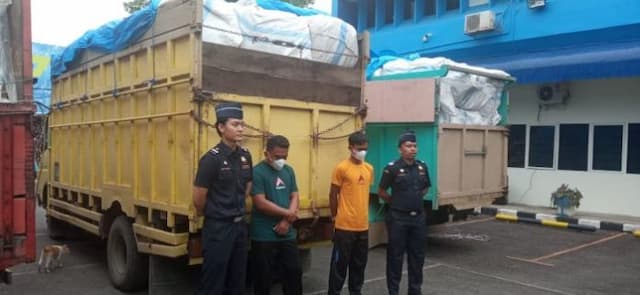 tiga_truk_pengangkut_pakaian_bekas_dari_malaysia_diamankan_bea_cukai
