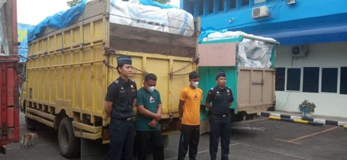 tiga_truk_pengangkut_pakaian_bekas_dari_malaysia_diamankan_bea_cukai