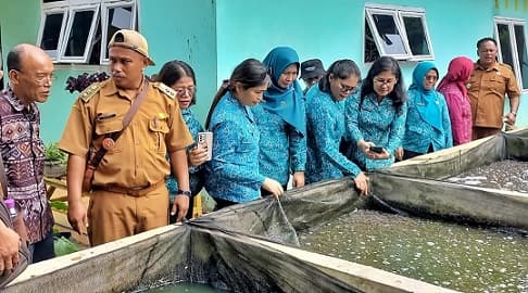 tim_evaluasi_desa_binaan_sumut_kunjungi_nagori_percontohan_phbs_di_simalungun